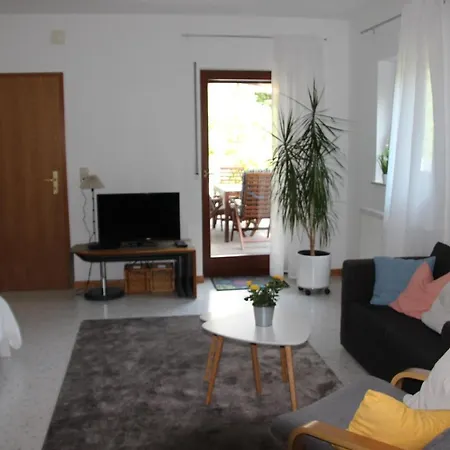 Ellis Garden Apartment *